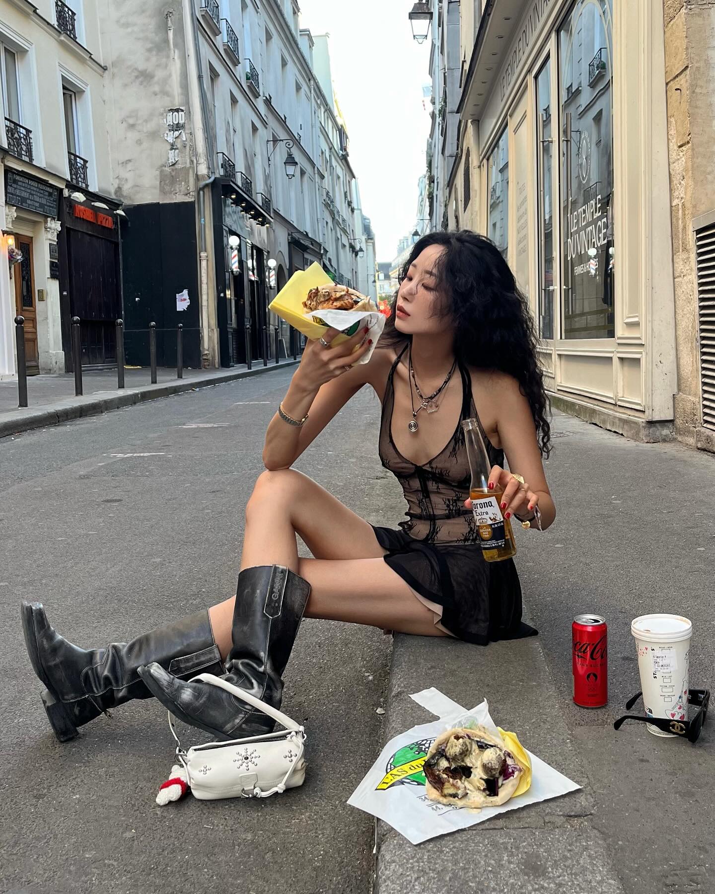 illing-may-be-an-image-of-1-person-french-fries-and-fishnet-stockings-17261370099301475594710-1726147442125-1726147447917823759148-1726198123812-172619812389250423075.jpg