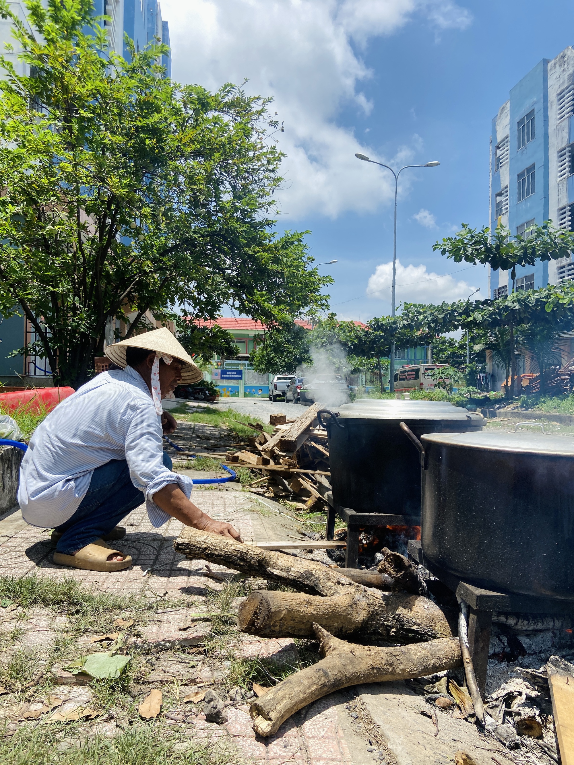 Người dân TP.HCM xin nghỉ làm, tham gia gói 2.000 đòn bánh tét cứu trợ vùng lũ: "Cố lên nha miền Bắc!"- Ảnh 2.