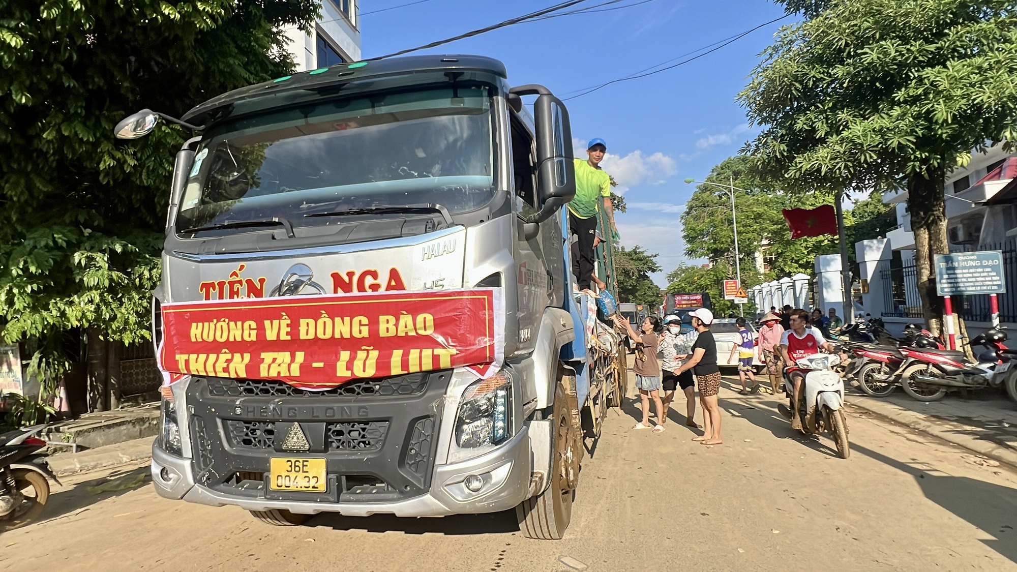 Cận cảnh người dân Yên Bái dọn &quot;núi bùn đất&quot;, &quot;biển rác&quot; khi lũ rút- Ảnh 12.