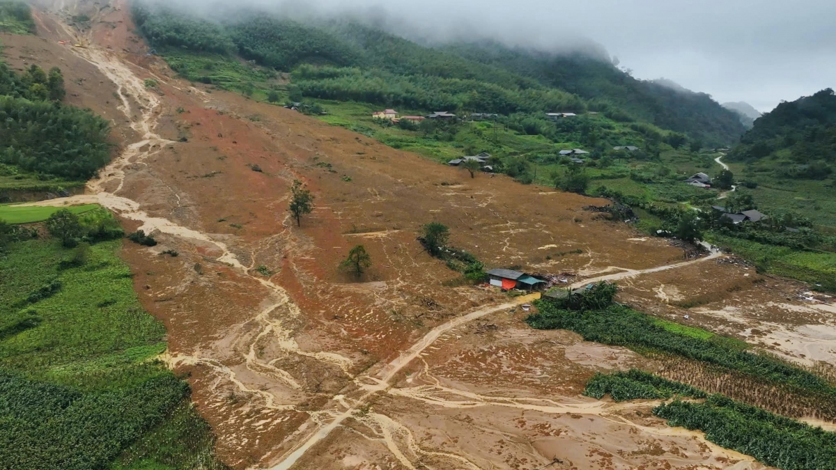 Vượt 20 km đường rừng đưa nạn nhân trở về với gia đình - Ảnh 2.