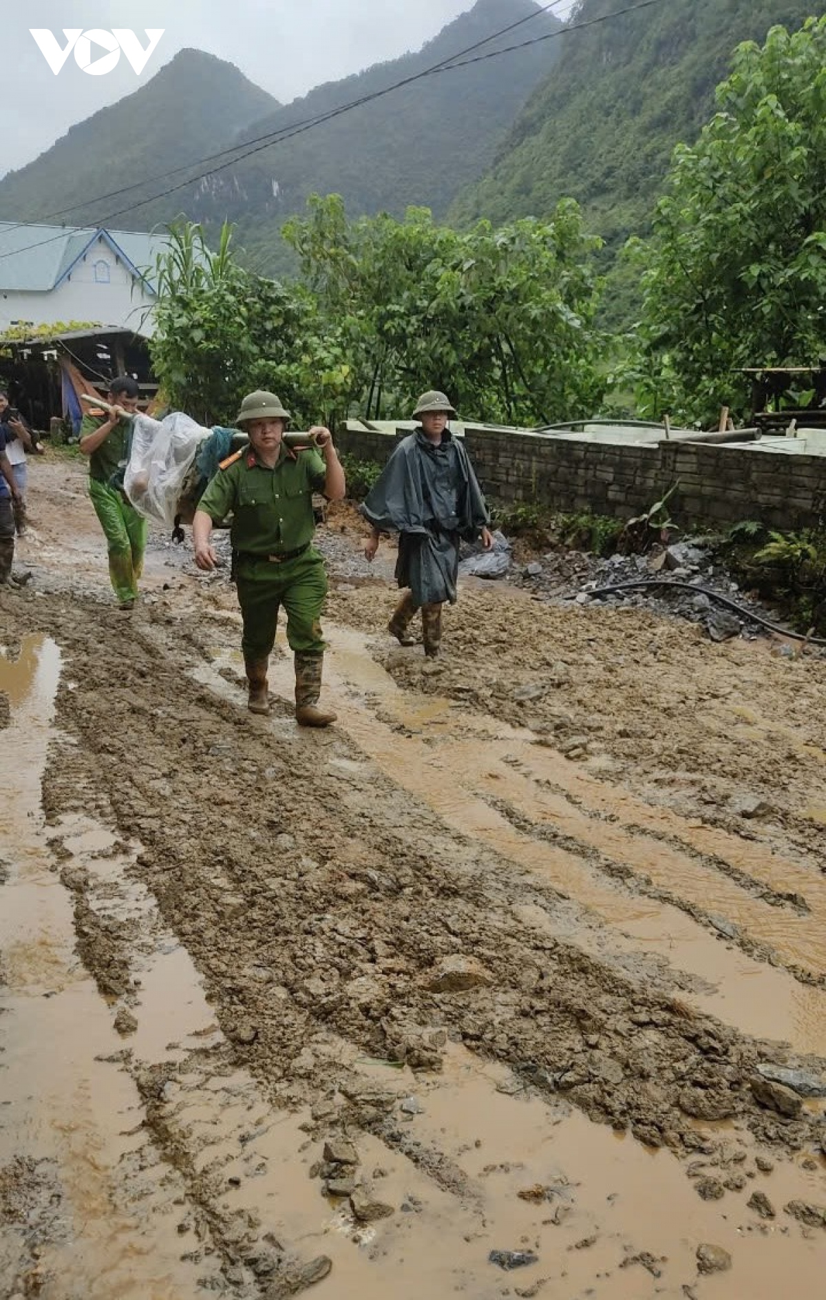 Vượt 20 km đường rừng đưa nạn nhân trở về với gia đình - Ảnh 16.