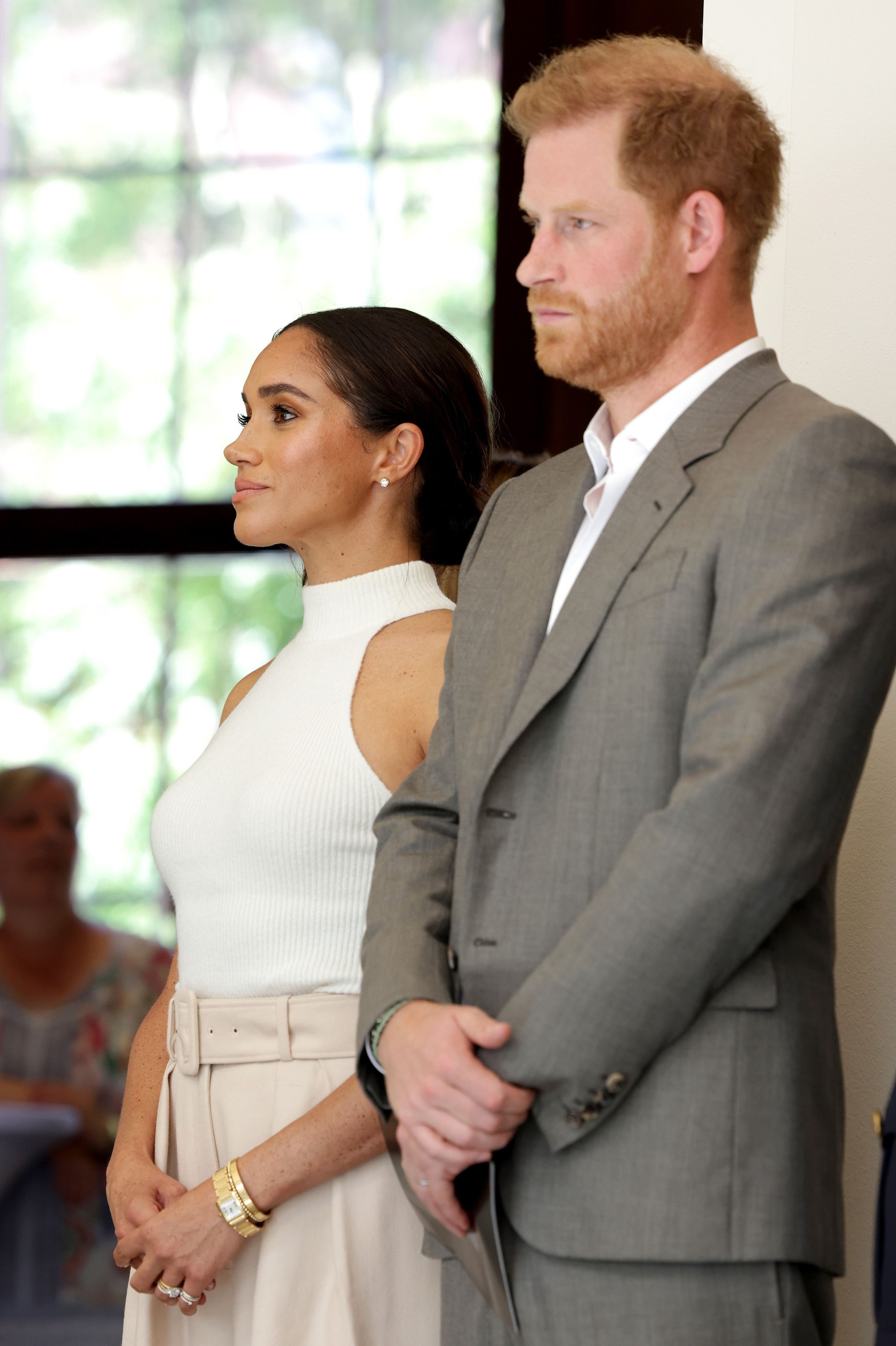 Chuyên gia phân tích lý do Harry luôn cau có khó gần trước ống kính truyền thông, trong khi Meghan tươi cười rạng rỡ- Ảnh 2.