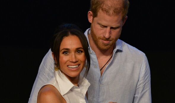 Chuyên gia phân tích lý do Harry luôn cau có khó gần trước ống kính truyền thông, trong khi Meghan tươi cười rạng rỡ- Ảnh 1.