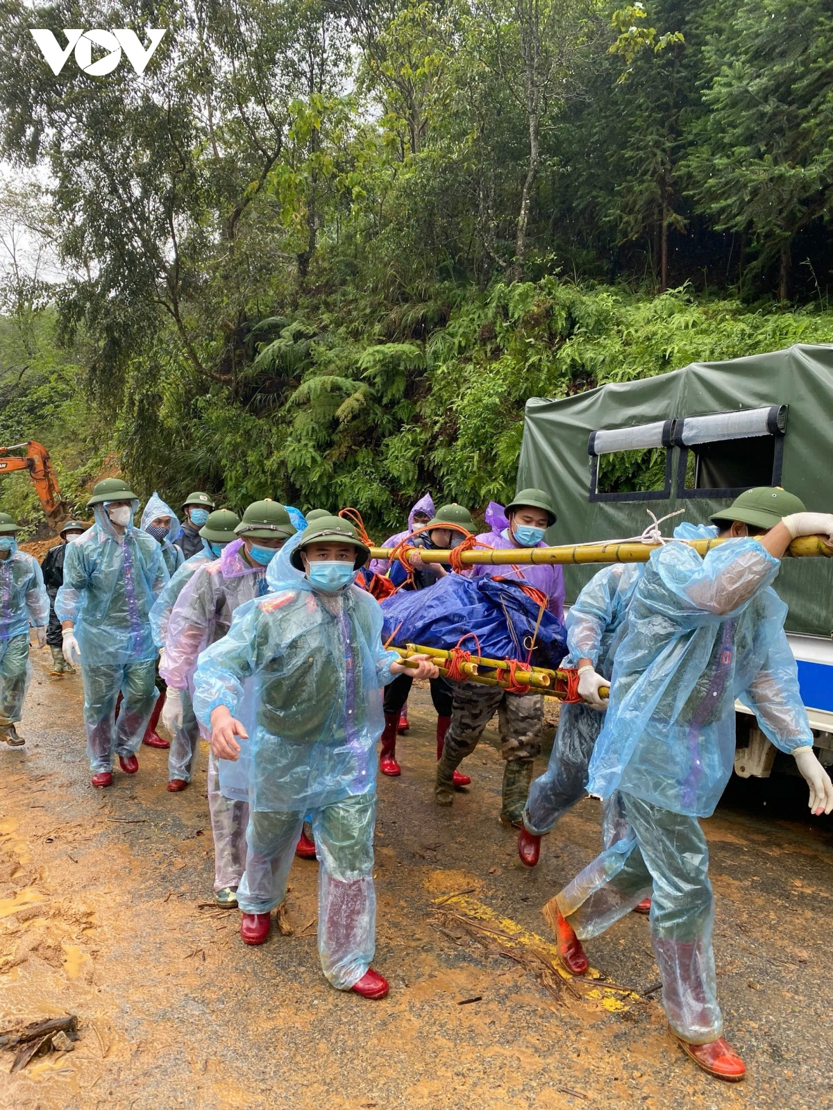 Vượt 20 km đường rừng đưa nạn nhân trở về với gia đình - Ảnh 11.