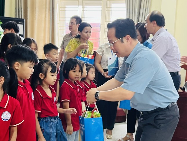 Hà Nội: Hàng trăm trường phải học trực tuyến, thầy trò tất tả &quot;chạy&quot; bão lũ - Ảnh 5.