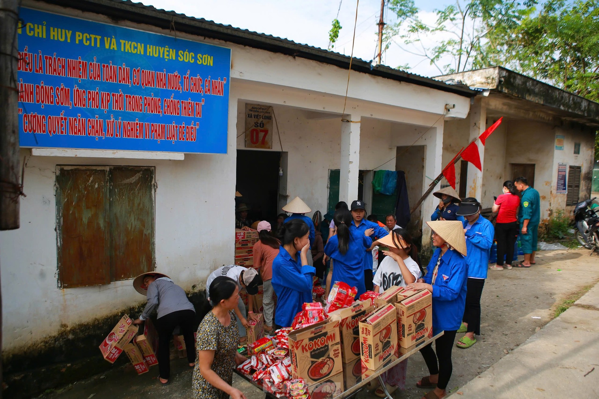 Nước ngập tới mái nhà, cả làng biến thành &quot;ốc đảo&quot; - Ảnh 13.