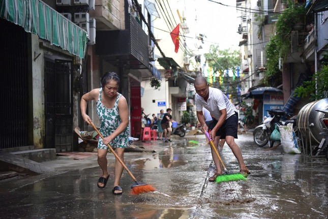 Ảnh hưởng sau lũ: Nhiều phường của quận Cầu Giấy, Bắc Từ Liêm phải cấp nước theo giờ - Ảnh 1.