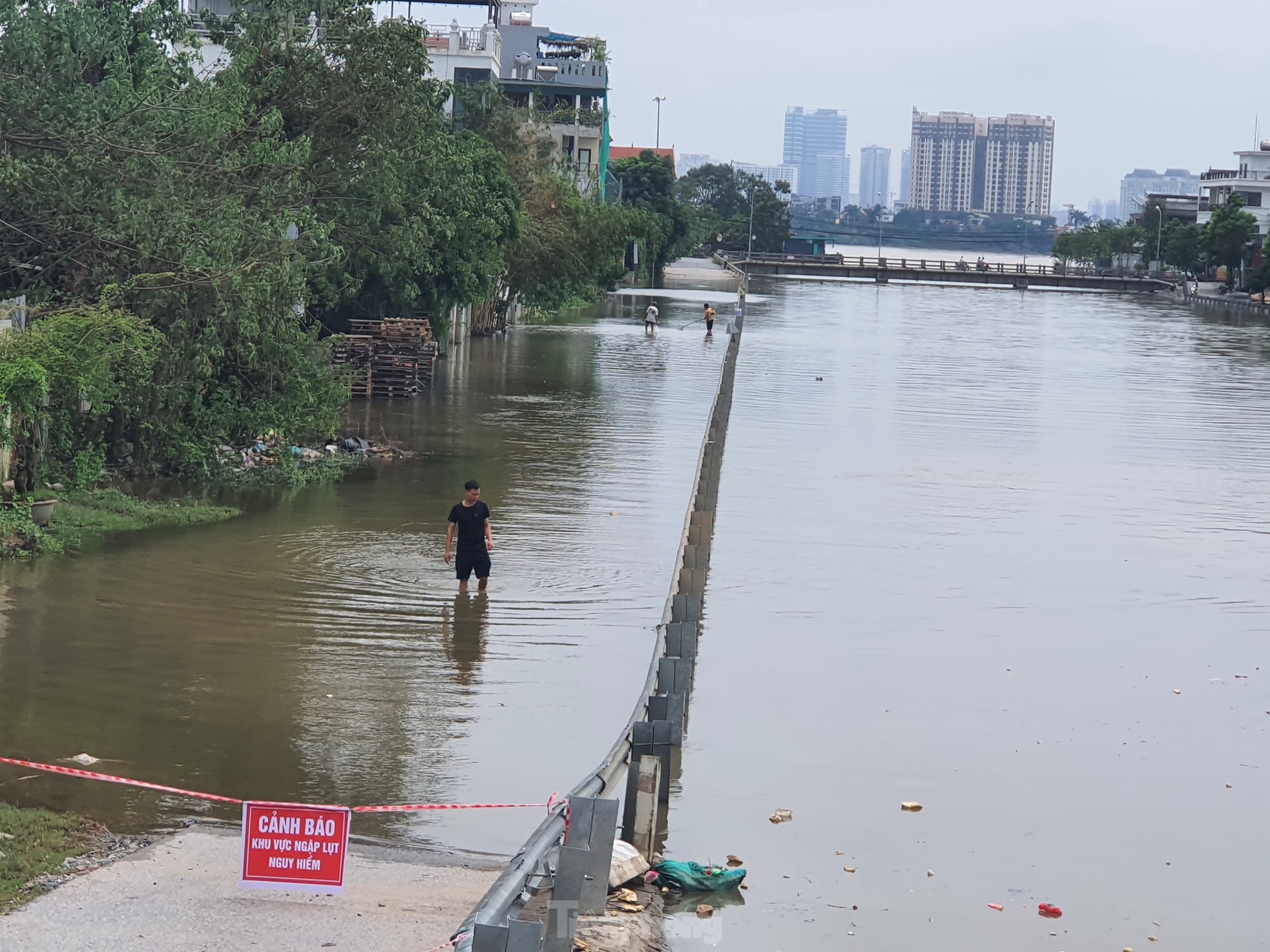 Người dân ven sông Hồng đếm từng giây chờ lũ rút để được về nhà - Ảnh 23.