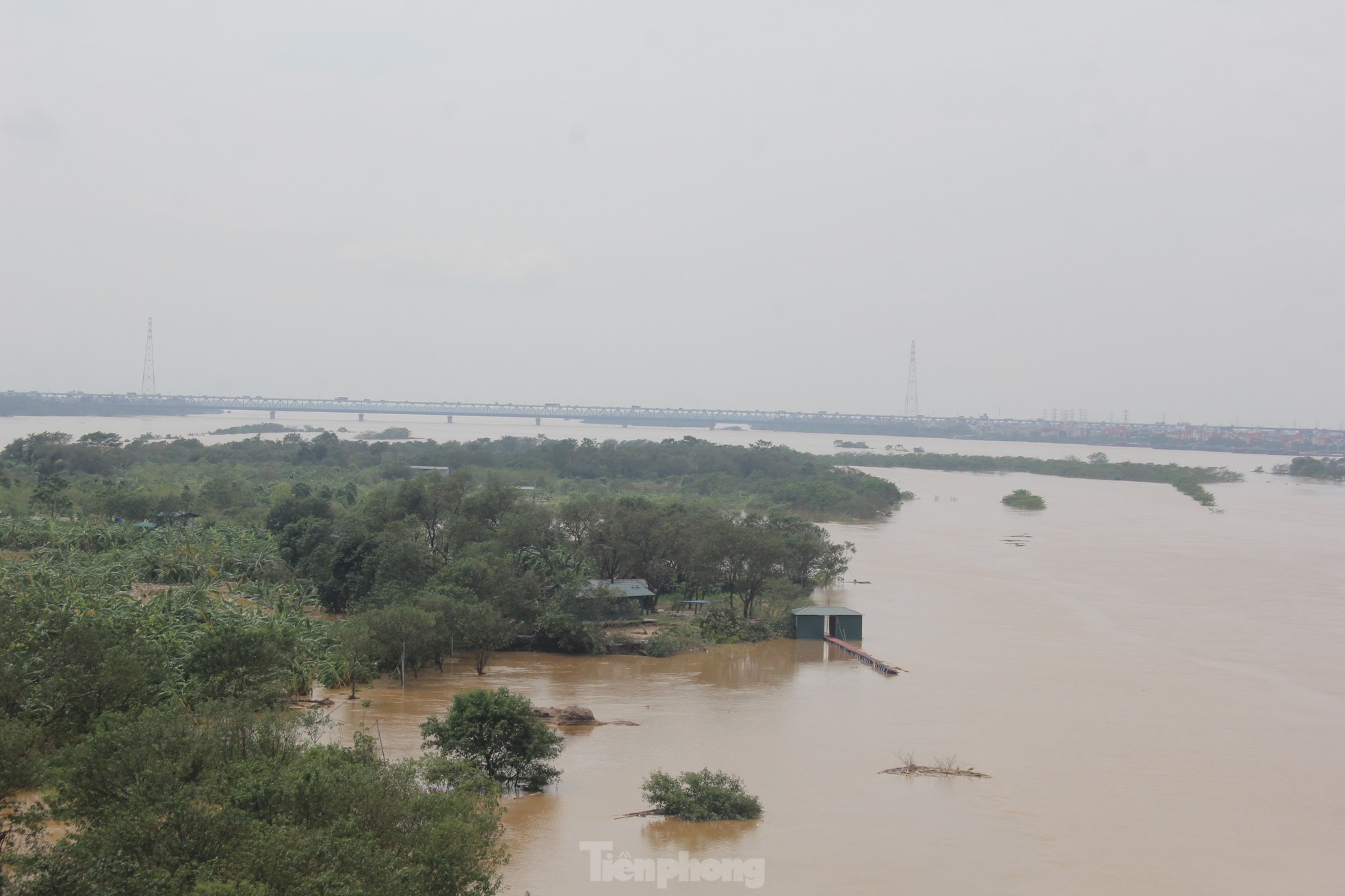 Người dân ven sông Hồng đếm từng giây chờ lũ rút để được về nhà - Ảnh 27.