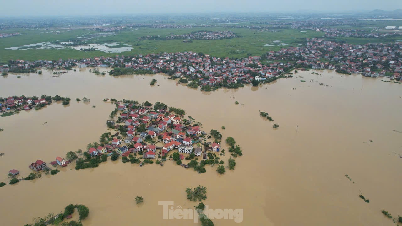 Nước ngập tới mái nhà, cả làng biến thành &quot;ốc đảo&quot; - Ảnh 1.