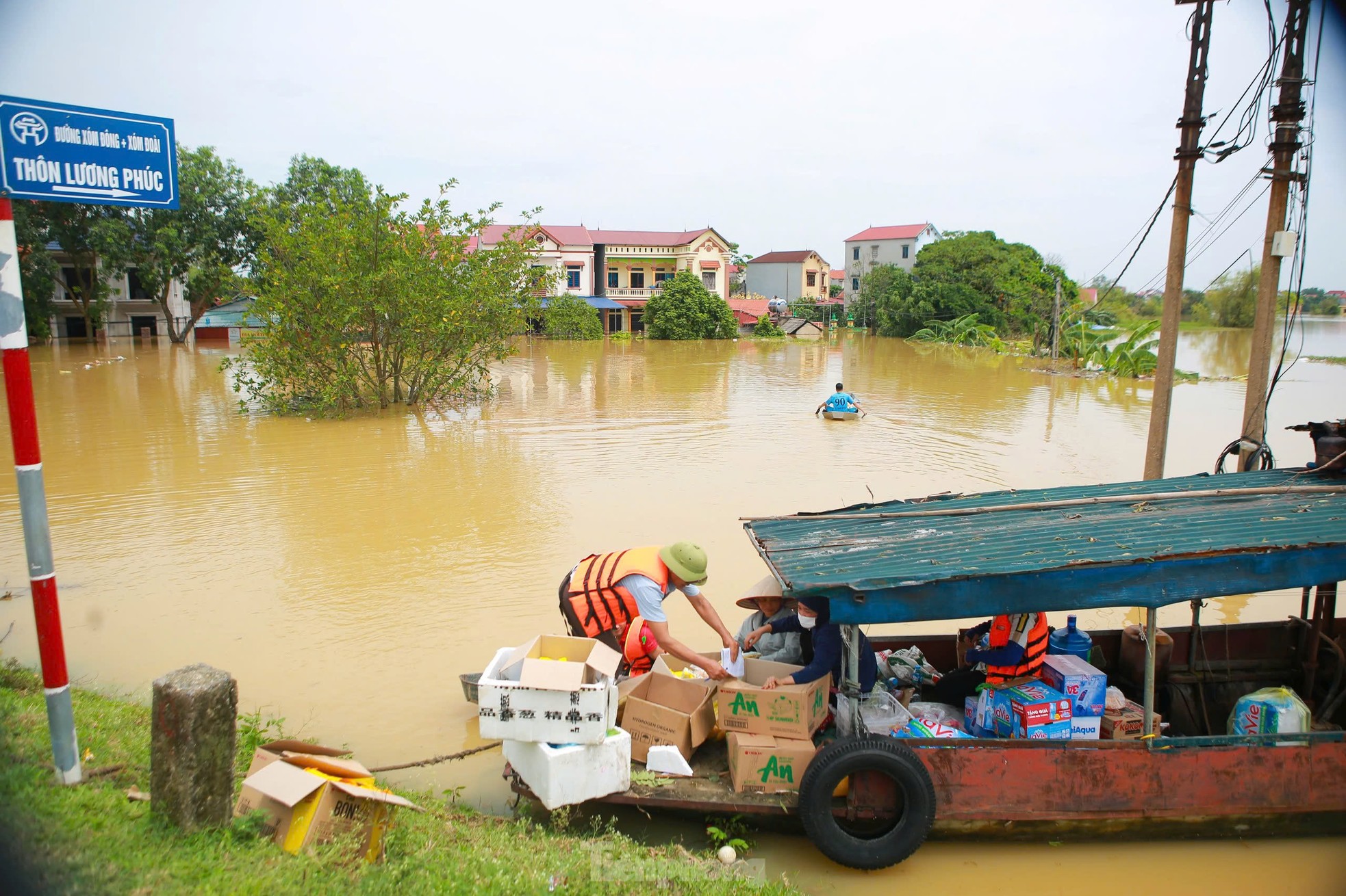 Nước ngập tới mái nhà, cả làng biến thành &quot;ốc đảo&quot; - Ảnh 5.