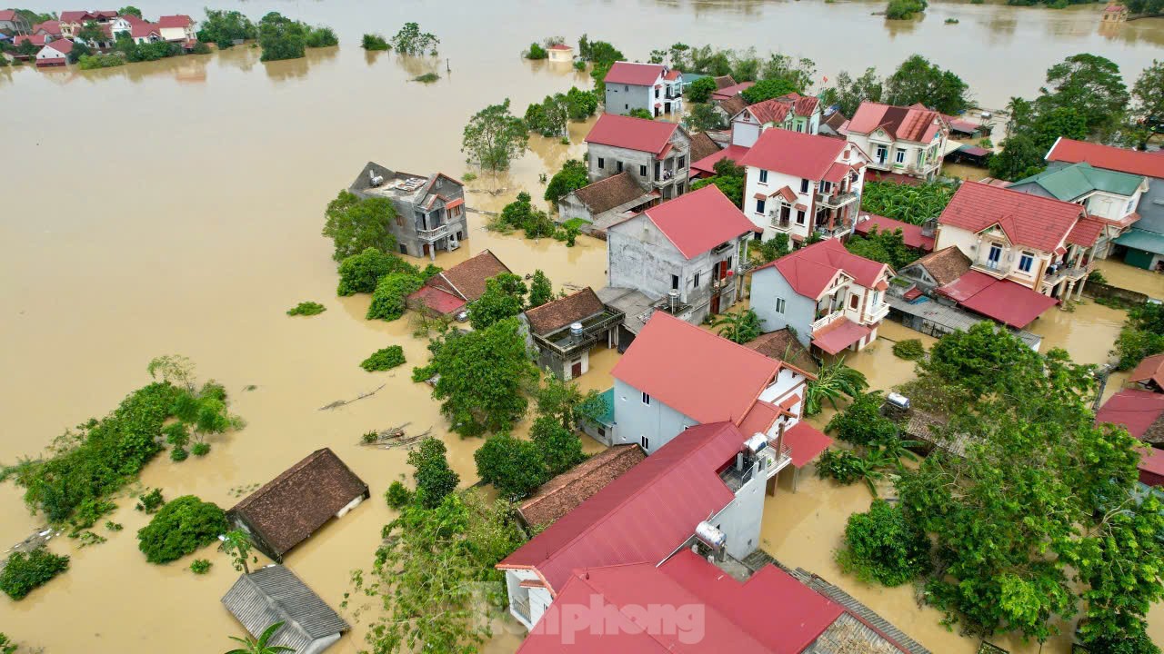 Nước ngập tới mái nhà, cả làng biến thành &quot;ốc đảo&quot; - Ảnh 14.