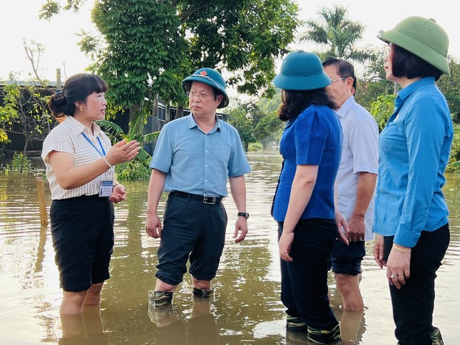 Hà Nội: Hàng trăm trường phải học trực tuyến, thầy trò tất tả "chạy" bão lũ - Ảnh 3.