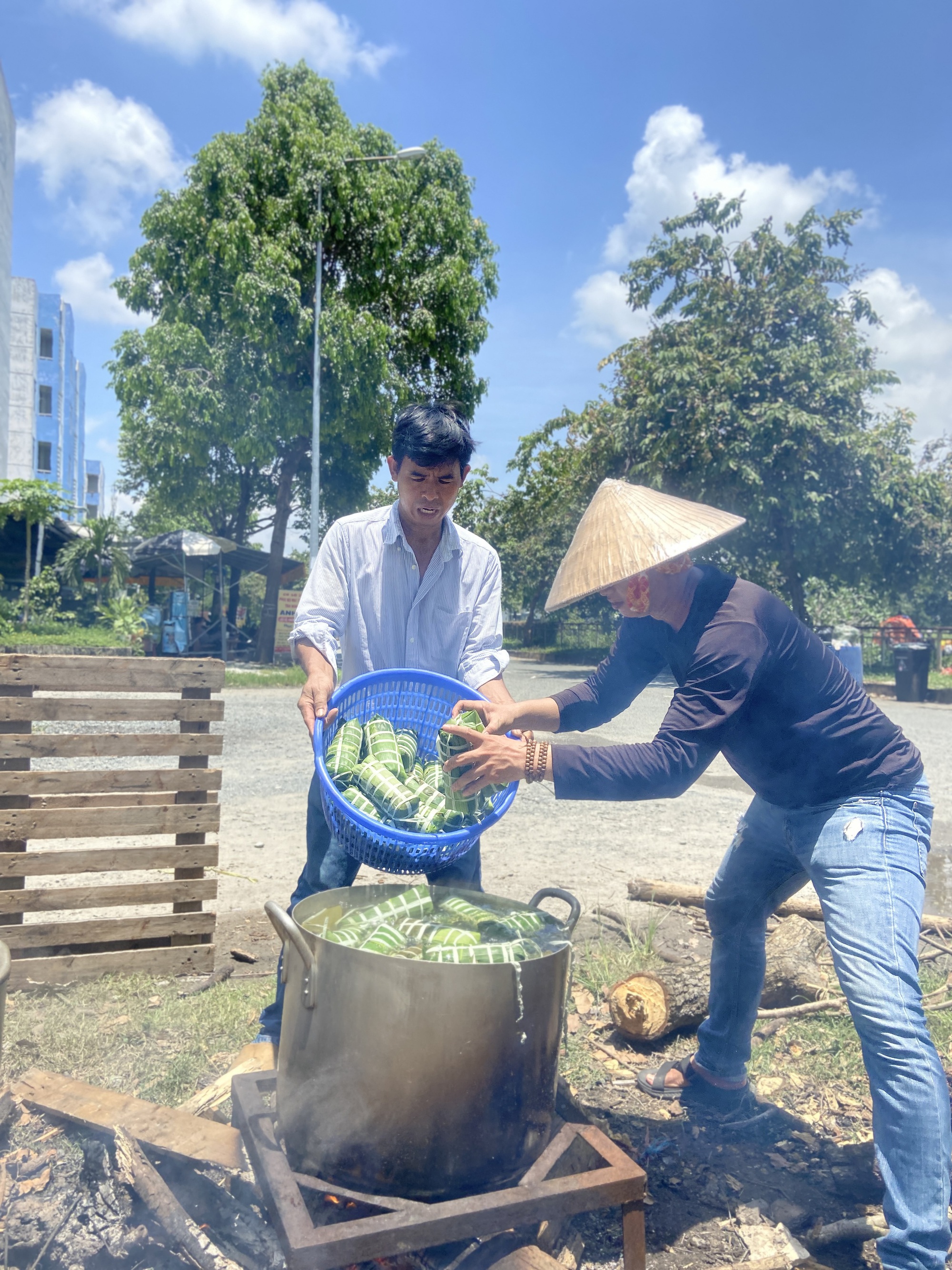 Người dân TP.HCM xin nghỉ làm, tham gia gói 2.000 đòn bánh tét cứu trợ vùng lũ: 