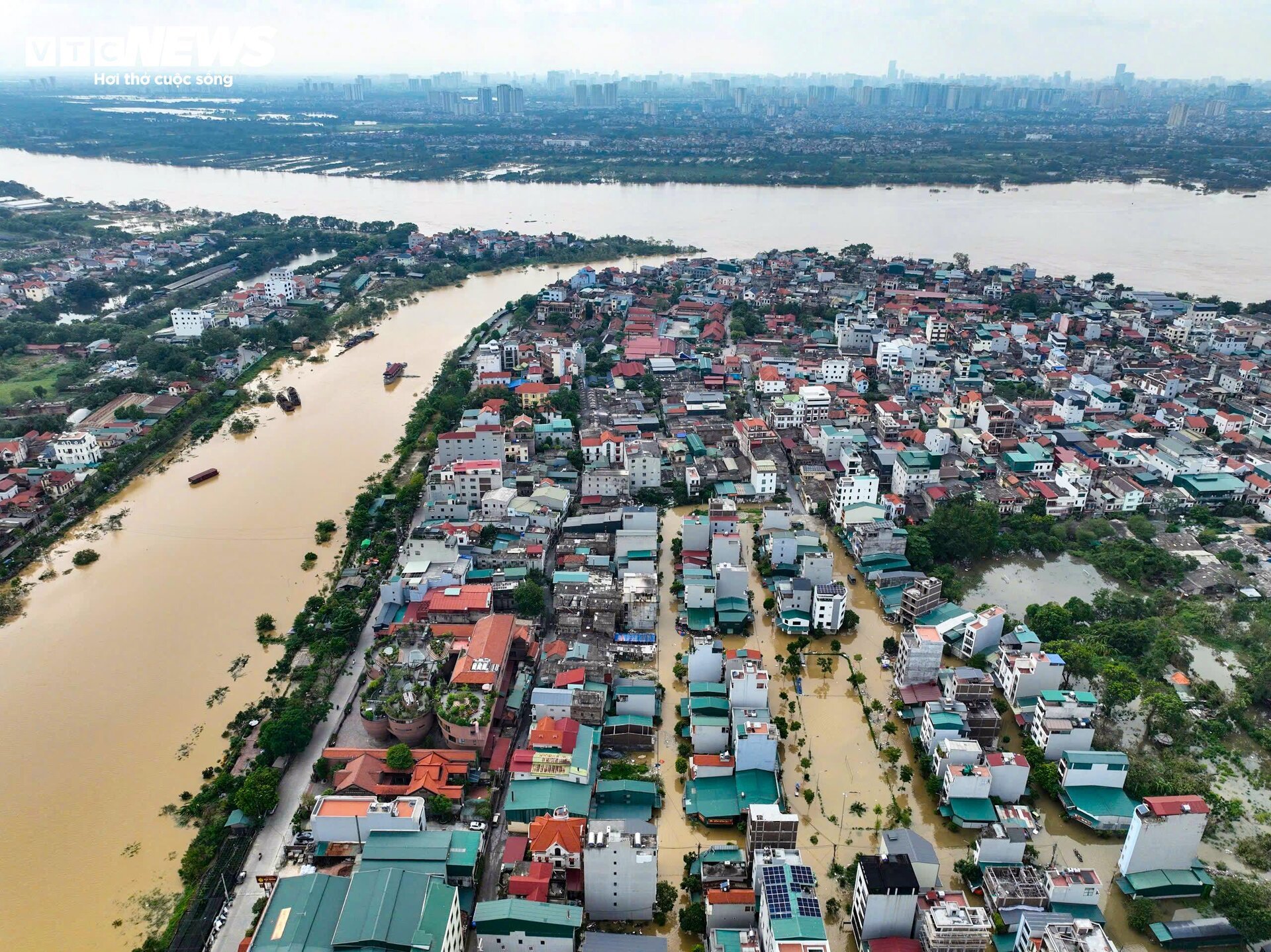 Tiểu thương làng gốm Bát Tràng mất cả trăm triệu chỉ sau một đêm lũ - Ảnh 1.