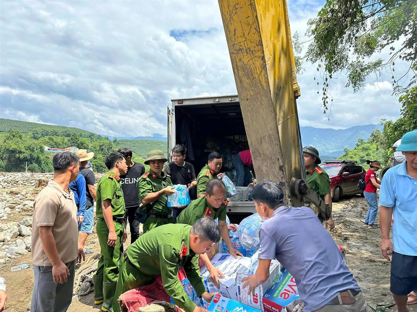 Cả quả đồi đổ sập xuống nhà bán trú trường học: Quyết định bước ngoặt giúp bảo vệ tính mạng 142 con người - Ảnh 7.