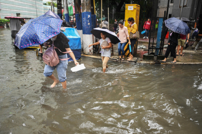 Tàn dư bão Yagi hồi sinh: Mạnh trở lại sau khi tàn phá nhiều nơi, quốc gia tỷ dân đang &quot;nín thở&quot; đón bão - Ảnh 1.