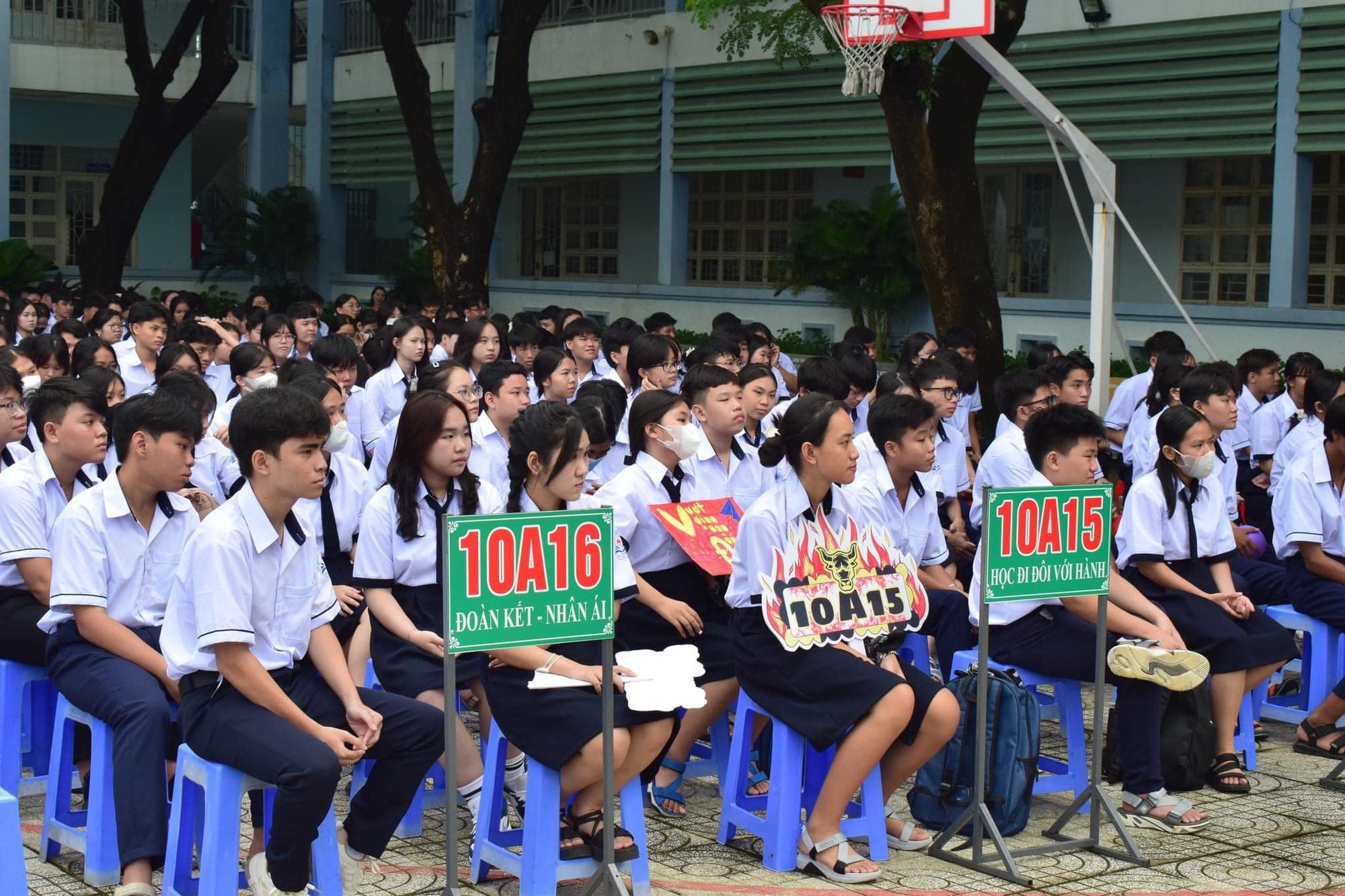 TP HCM: Hiệu trưởng l&yacute; giải quy định cấm học sinh d&ugrave;ng điện thoại- Ảnh 1.
