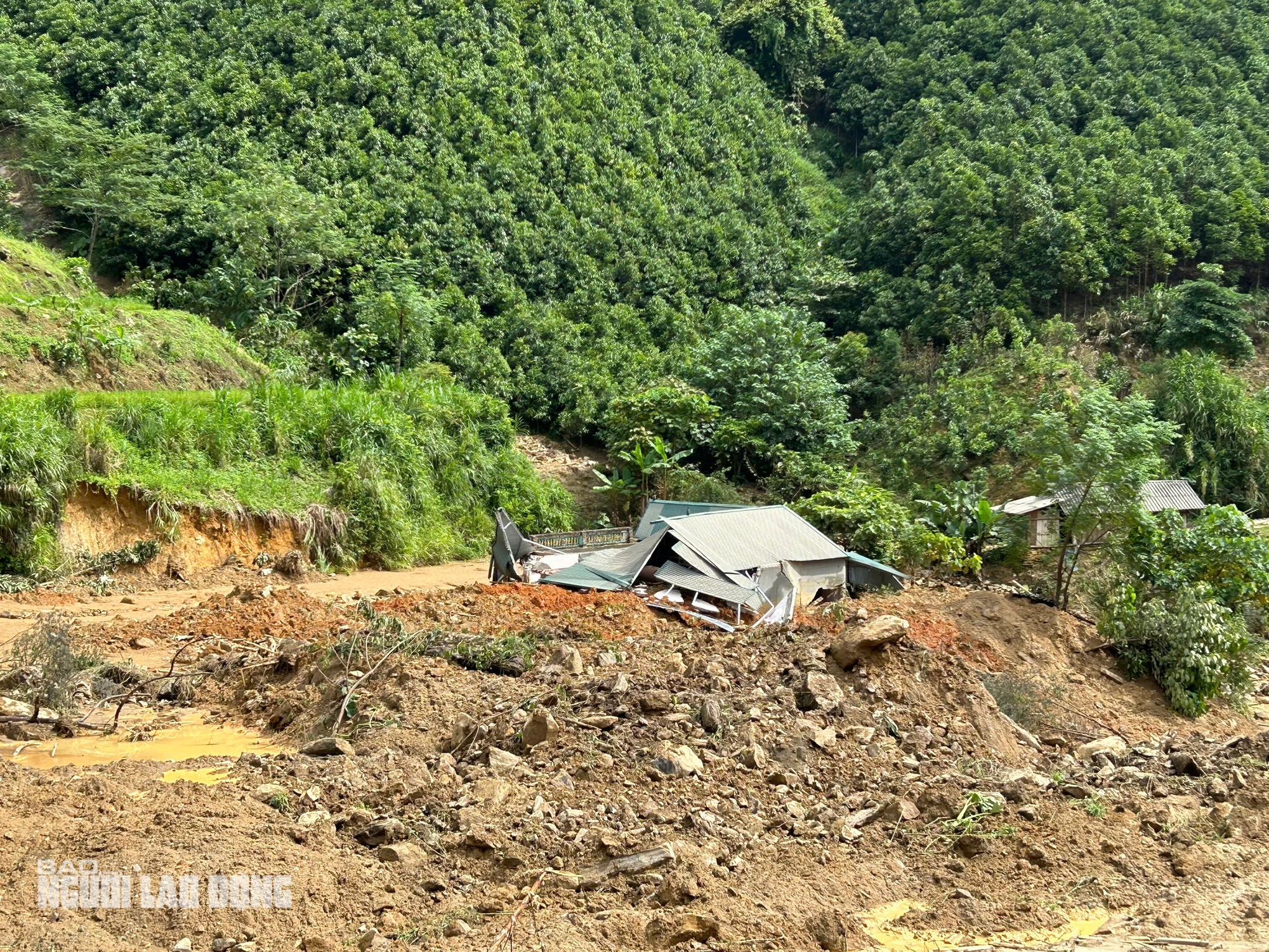 Tường trình tại hiện trường vụ sạt lở &quot;xoá sổ&quot; 8 căn nhà, 18 người chết và mất tích- Ảnh 9.