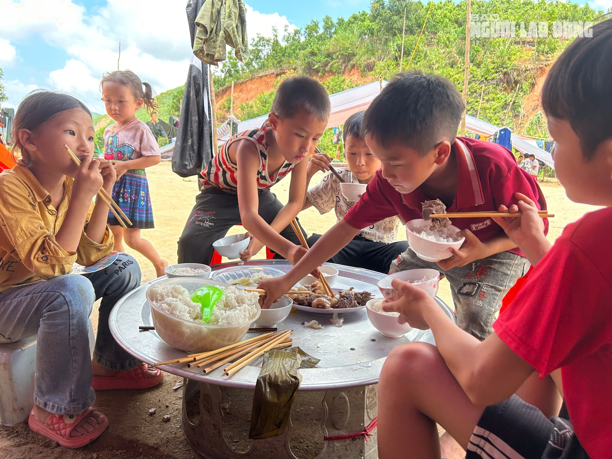 Tường trình tại hiện trường vụ sạt lở &quot;xoá sổ&quot; 8 căn nhà, 18 người chết và mất tích- Ảnh 11.