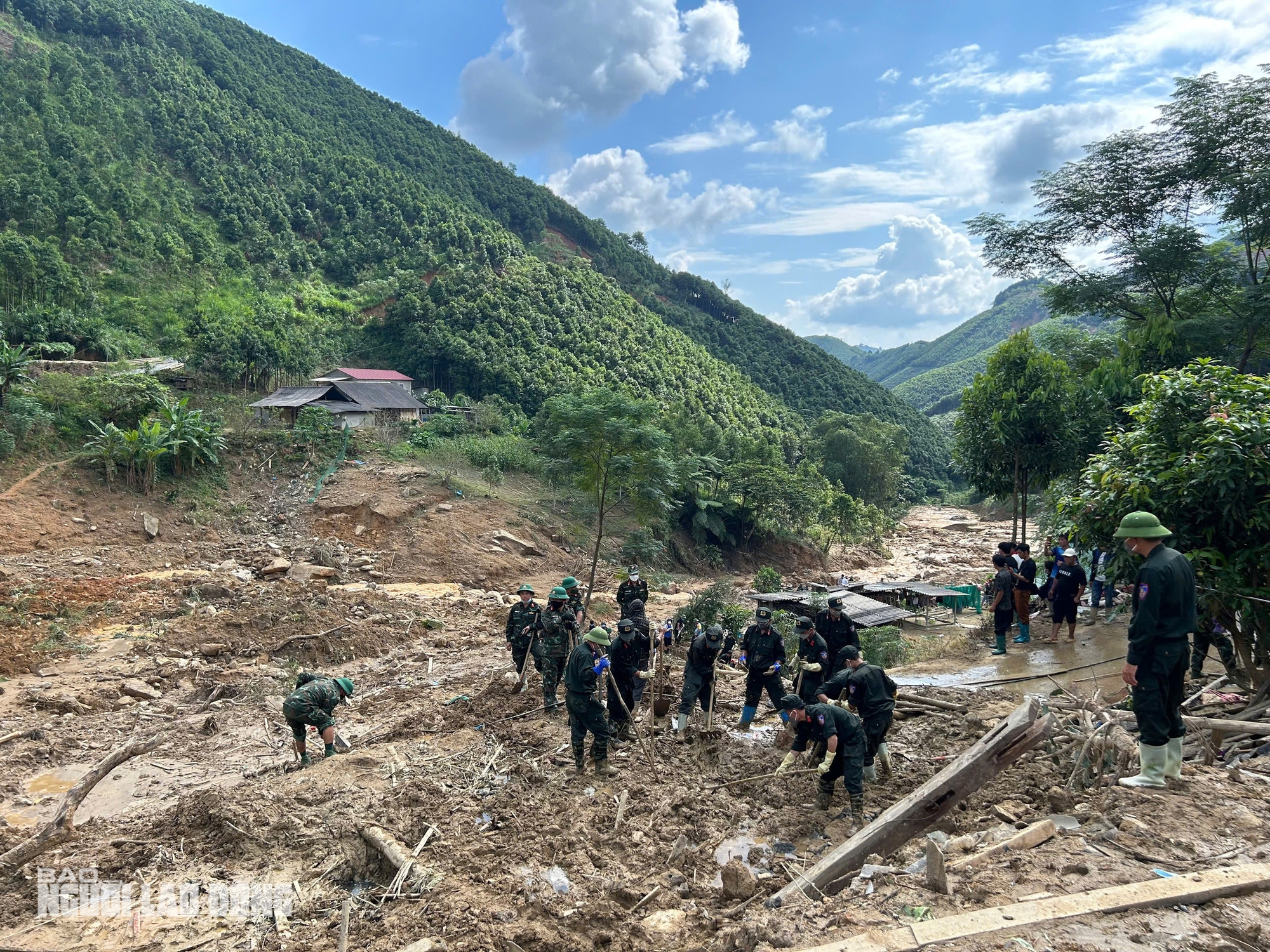 Tường trình tại hiện trường vụ sạt lở &quot;xoá sổ&quot; 8 căn nhà, 18 người chết và mất tích- Ảnh 12.