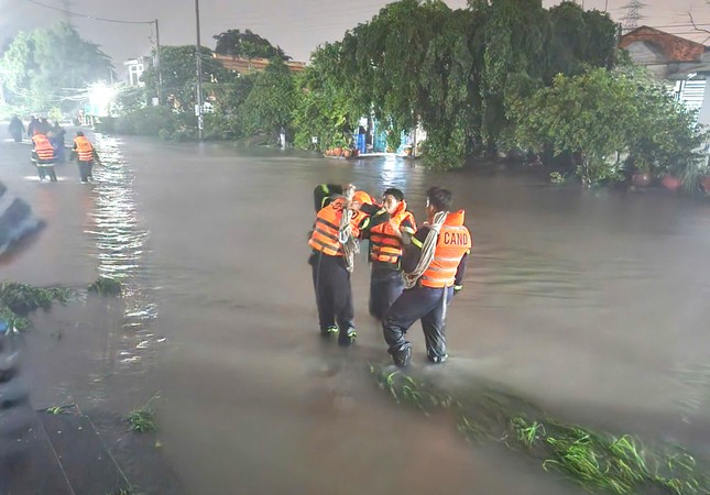 Mưa lớn cuốn trôi ô tô bán tải đang chạy trên đường, nữ tài xế tử vong - Ảnh 1.