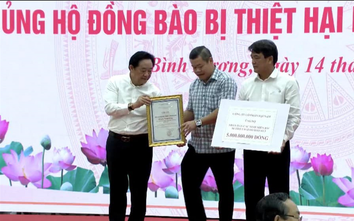 Công ty Đại Nam của ông Huỳnh Uy Dũng ủng hộ đồng bào vùng lũ 5 tỷ đồng - Ảnh 2.