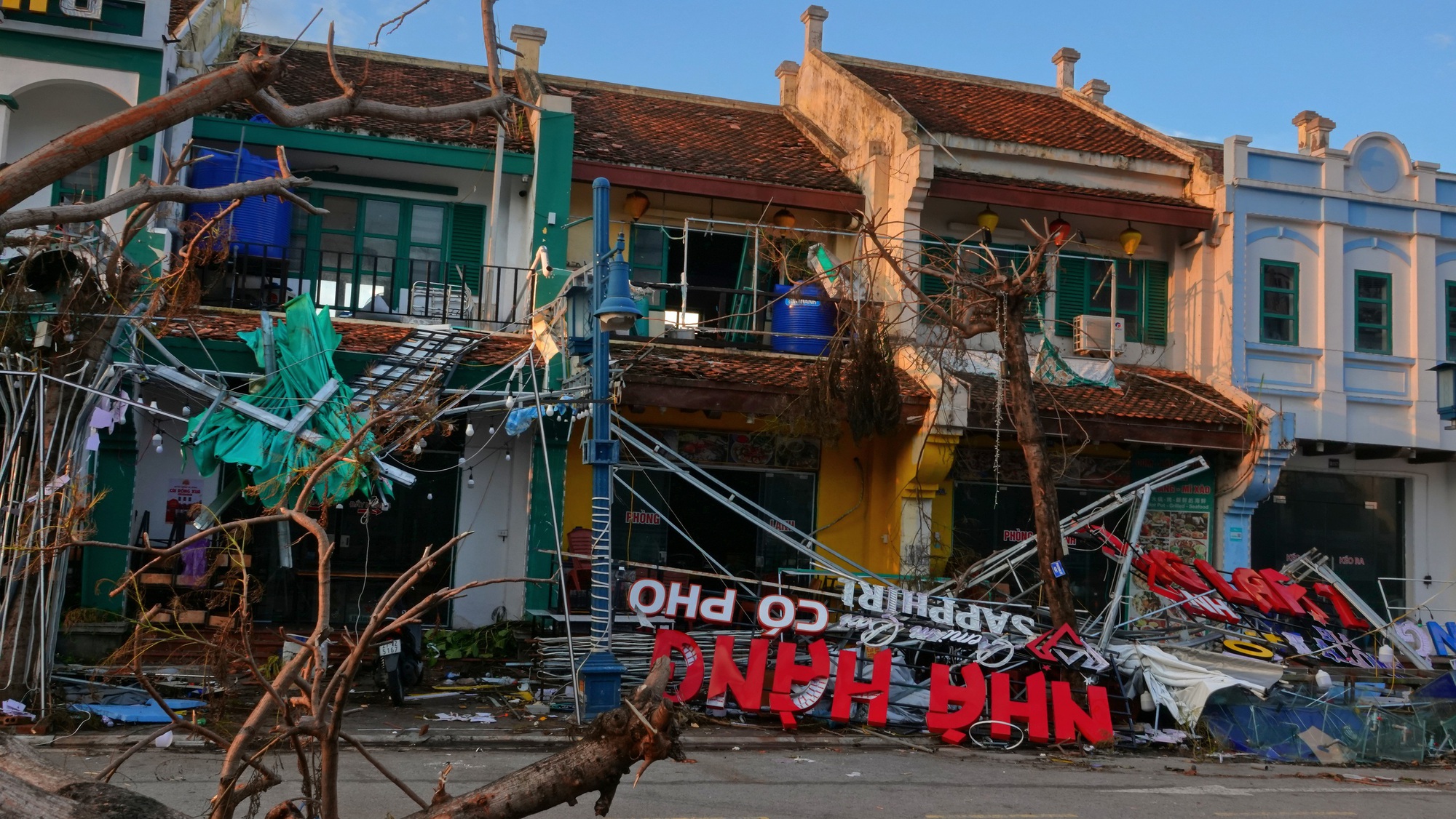 Khung cảnh Quảng Ninh sau một tuần bão Yagi càn quét: &quot;Thủ phủ&quot; du lịch tan tác, thiệt hại cả nghìn tỷ đồng vẫn đang vực dậy để đón khách du lịch- Ảnh 4.