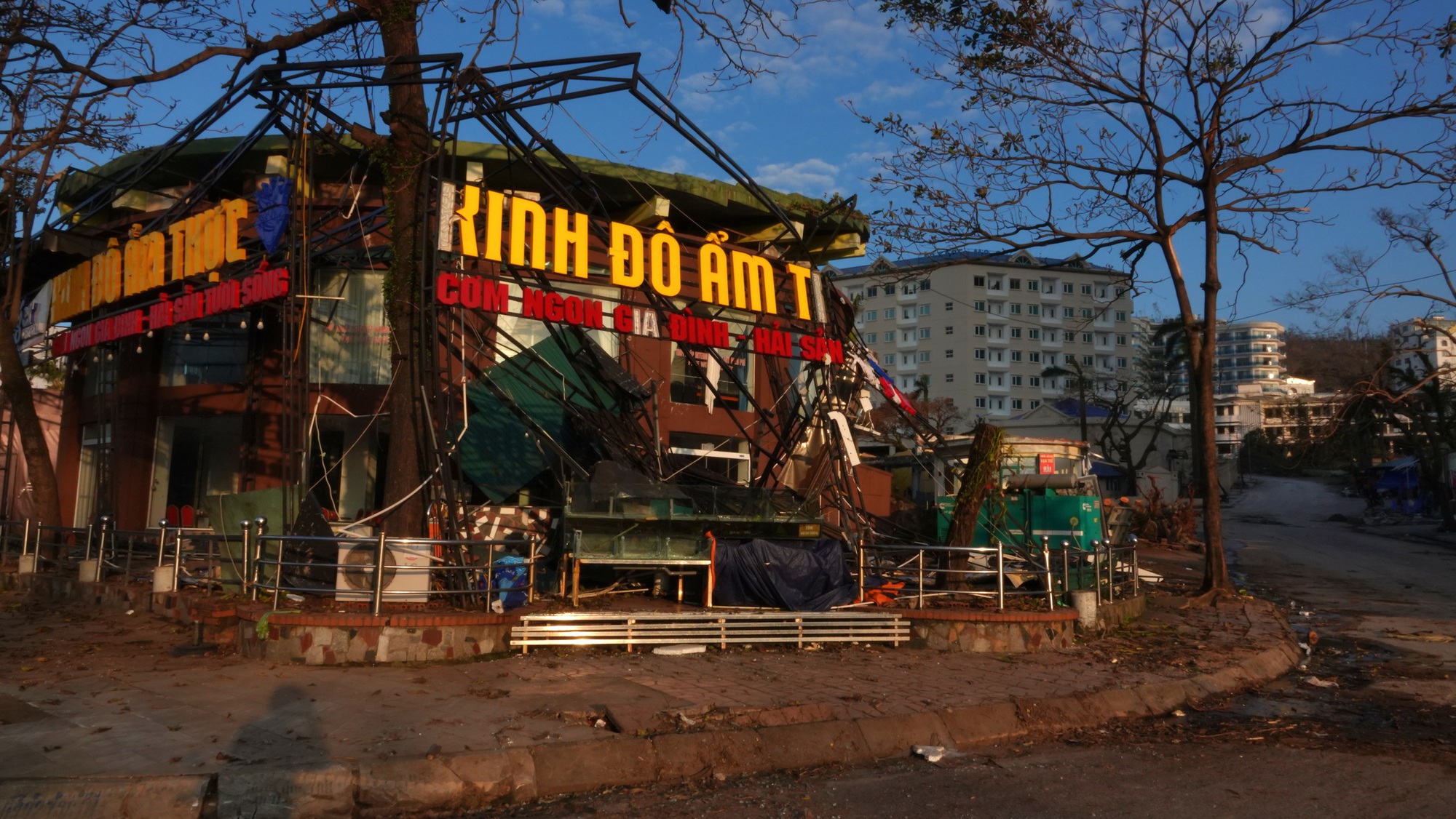 Khung cảnh Quảng Ninh sau một tuần bão Yagi càn quét: &quot;Thủ phủ&quot; du lịch tan tác, thiệt hại cả nghìn tỷ đồng vẫn đang vực dậy để đón khách du lịch- Ảnh 19.