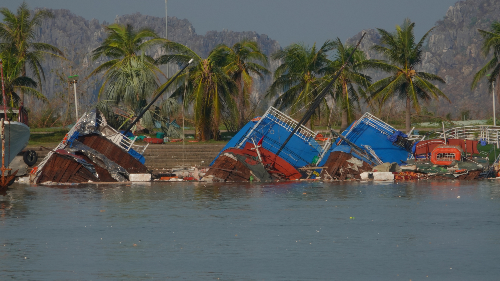 Khung cảnh Quảng Ninh sau một tuần bão Yagi càn quét: &quot;Thủ phủ&quot; du lịch tan tác, thiệt hại cả nghìn tỷ đồng vẫn đang vực dậy để đón khách du lịch- Ảnh 25.