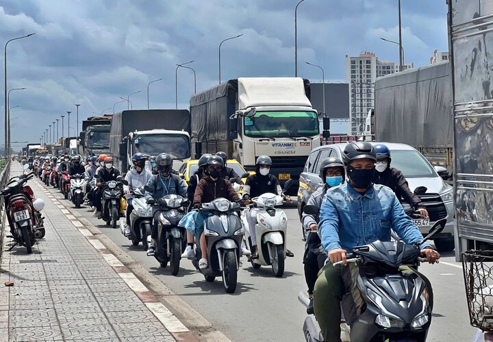 Cuộn thép hàng chục tấn rơi trên cầu Đồng Nai, quốc lộ 1 ùn tắc kéo dài - Ảnh 2.