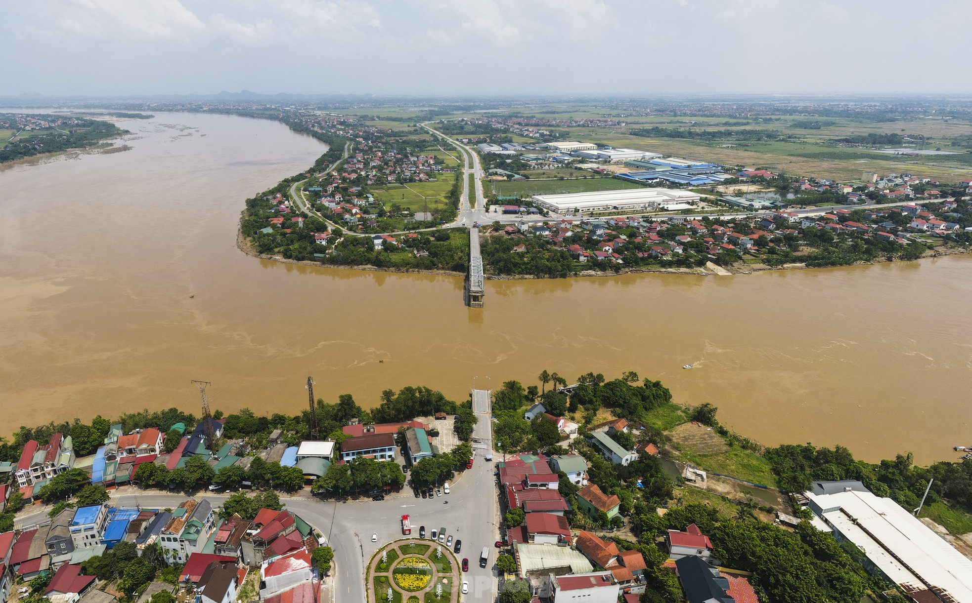 Vụ sập cầu Phong Châu: Vì sao chưa thể lắp đặt cầu phao? - Ảnh 18.