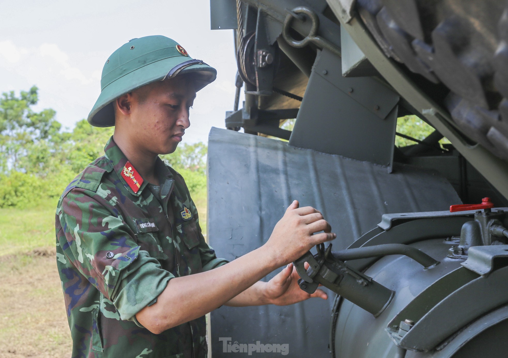 Vụ sập cầu Phong Châu: Vì sao chưa thể lắp đặt cầu phao? - Ảnh 16.