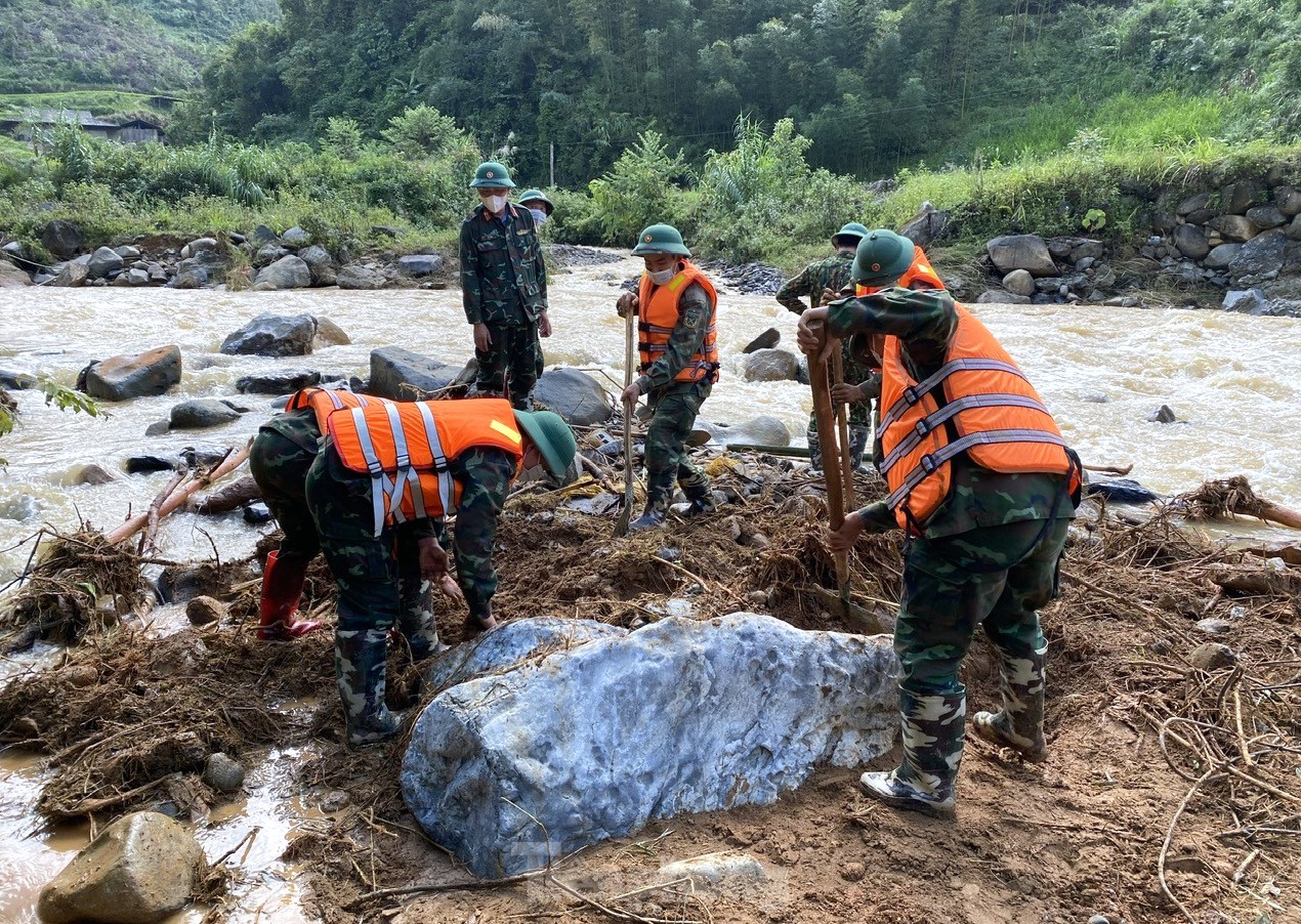 Người thân lội dọc suối, bới đất đá tìm nạn nhân vụ sạt lở ở Cao Bằng - Ảnh 4.