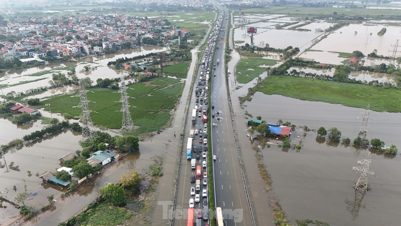 Ô tô tắc hơn 5km trên cao tốc Pháp Vân - Cầu Giẽ do ngập úng - Ảnh 1.