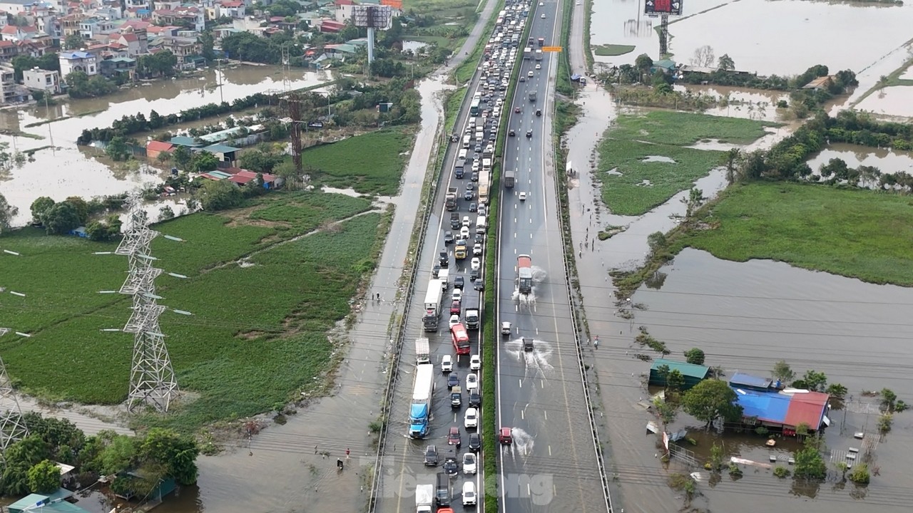 Ô tô tắc hơn 5km trên cao tốc Pháp Vân - Cầu Giẽ do ngập úng - Ảnh 4.