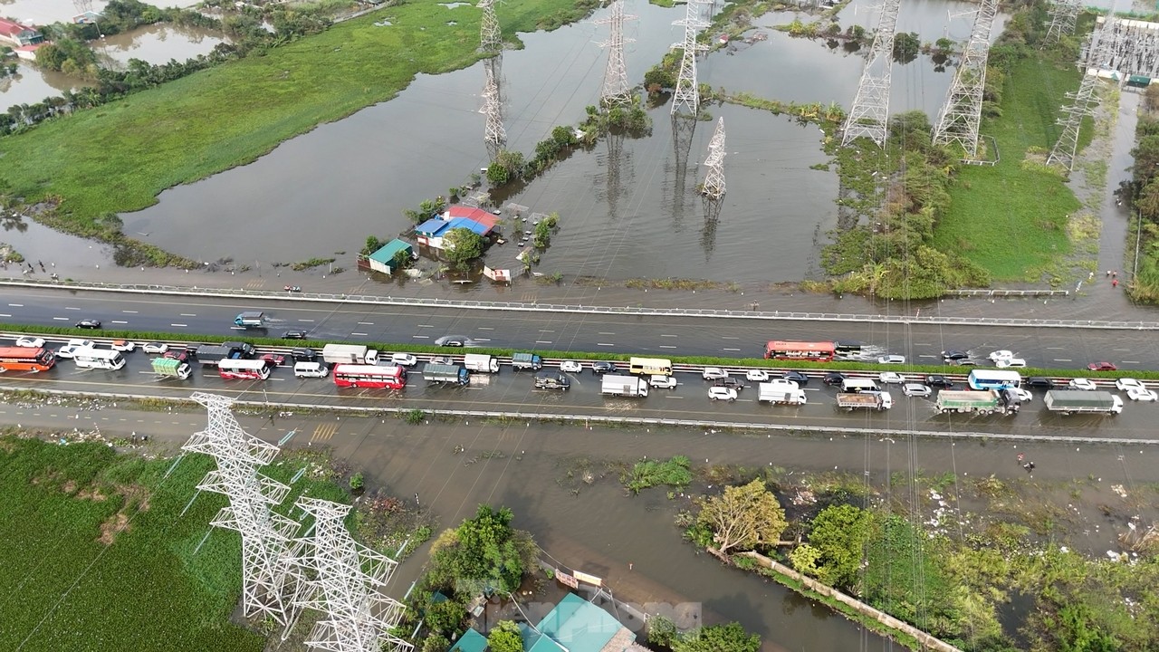 Ô tô tắc hơn 5km trên cao tốc Pháp Vân - Cầu Giẽ do ngập úng - Ảnh 6.