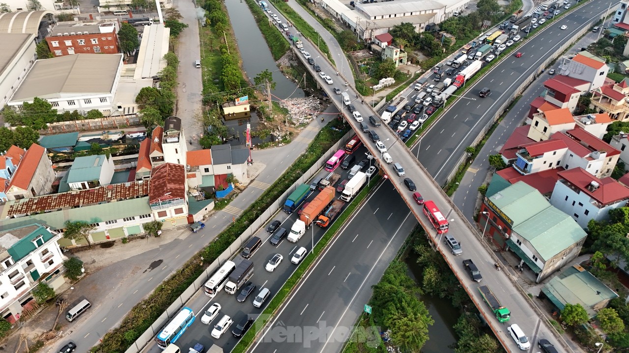 Ô tô tắc hơn 5km trên cao tốc Pháp Vân - Cầu Giẽ do ngập úng - Ảnh 10.