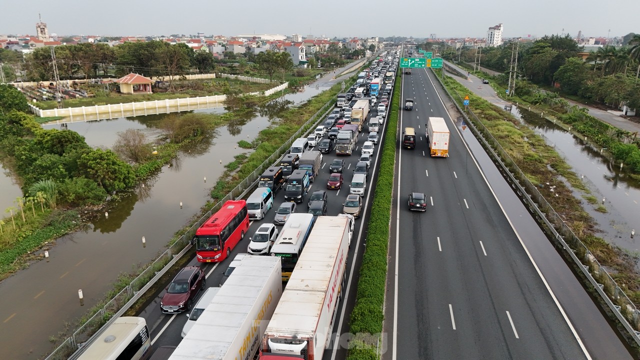 Ô tô tắc hơn 5km trên cao tốc Pháp Vân - Cầu Giẽ do ngập úng - Ảnh 11.