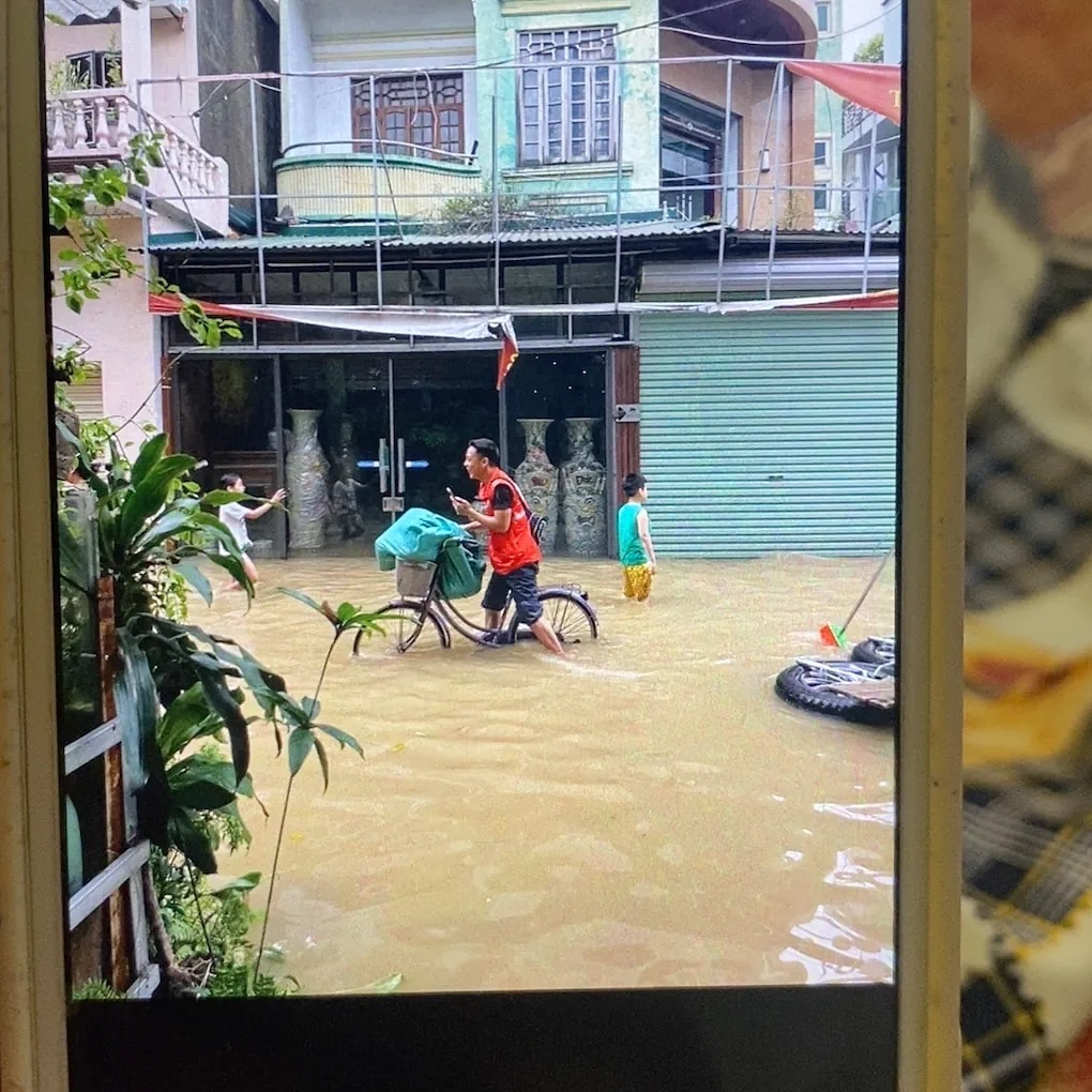 Chàng shipper vừa xuất hiện, bà hàng xóm đã chấm 10 điểm: Hình ảnh quay lén lúc đang làm việc hé lộ lý do!- Ảnh 1.