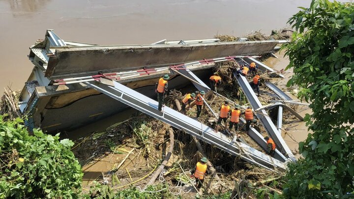 Tìm thấy thi thể nạn nhân đầu tiên vụ sập cầu Phong Châu ở Phú Thọ - Ảnh 1.