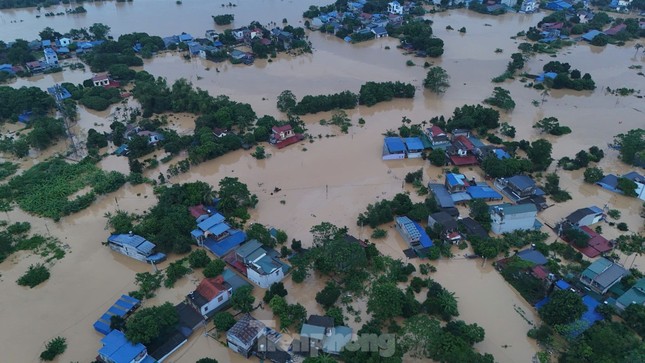 Thủ tướng nghẹn giọng, bật khóc khi nói về mất mát, thiệt hại của người dân, của đất nước - Ảnh 2.