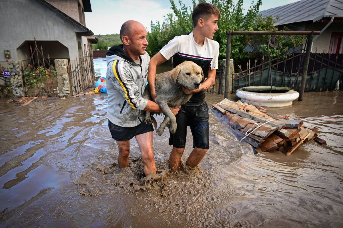 “Cơn mưa tồi tệ nhất thế kỷ&quot; càn quét 1 châu lục: Toàn bộ bị tàn phá tạo nên cảnh tượng kinh hoàng- Ảnh 7.