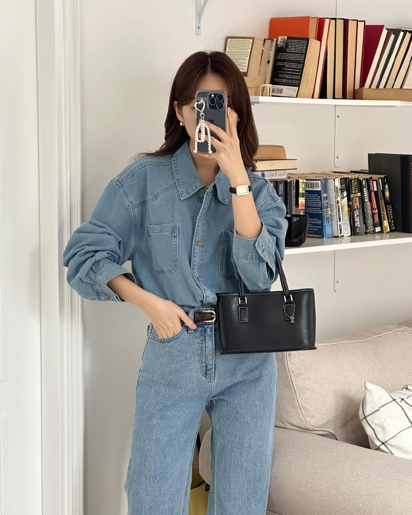 10 cách mặc trang phục denim vừa trẻ trung vừa thanh lịch tới công sở - Ảnh 1.