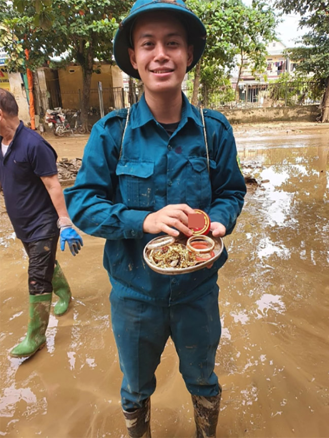 Thanh niên nhặt được hộp “toàn vàng” khi đi hỗ trợ lũ ở Yên Bái, đem trả thì chủ nhà nói câu bất ngờ - Ảnh 1.