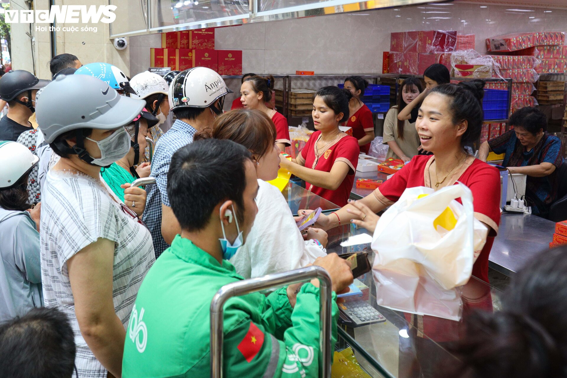 Khách nườm nượp xếp hàng chờ mua bánh trung thu truyền thống ở Hà Nội - Ảnh 10.