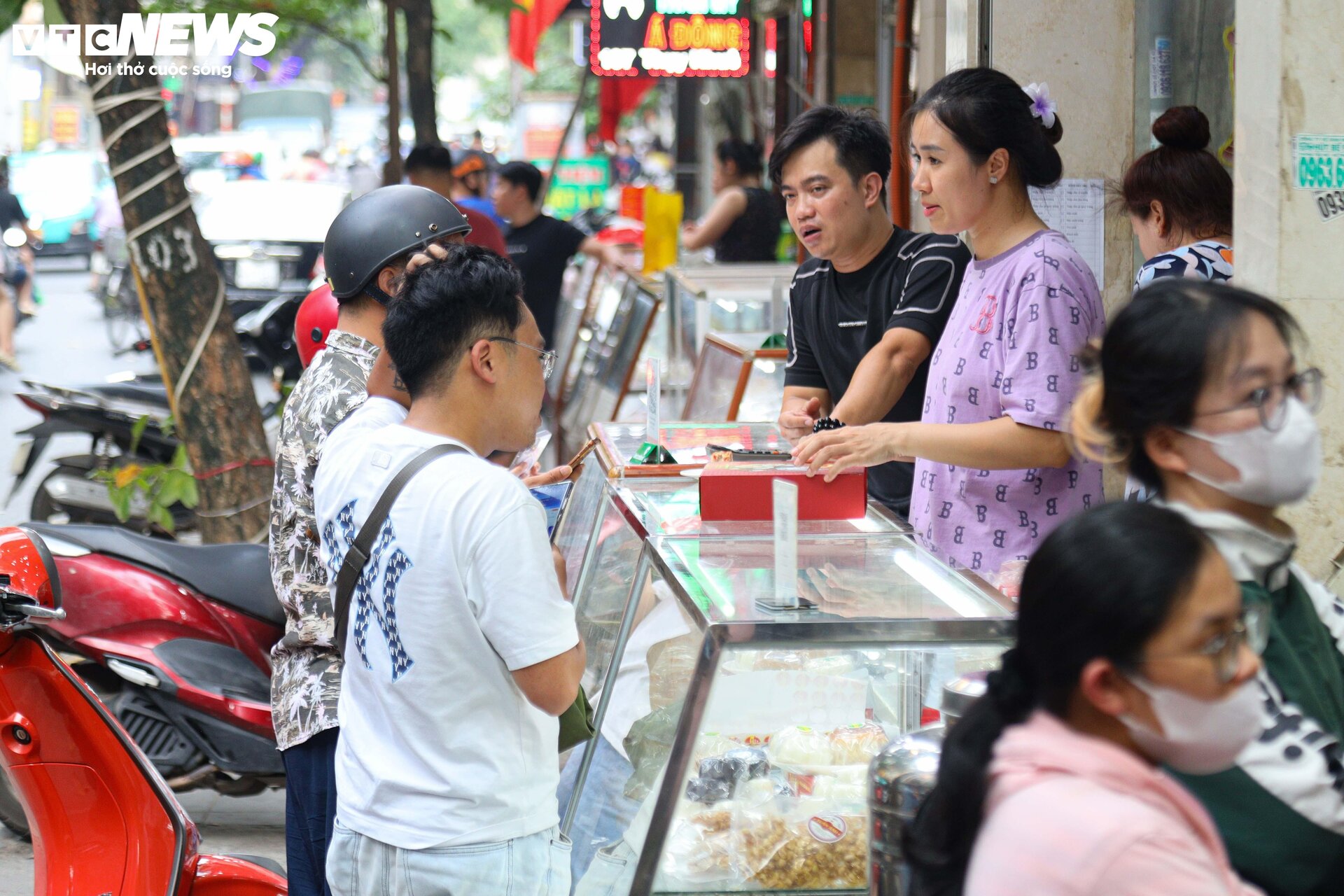 Khách nườm nượp xếp hàng chờ mua bánh trung thu truyền thống ở Hà Nội - Ảnh 18.