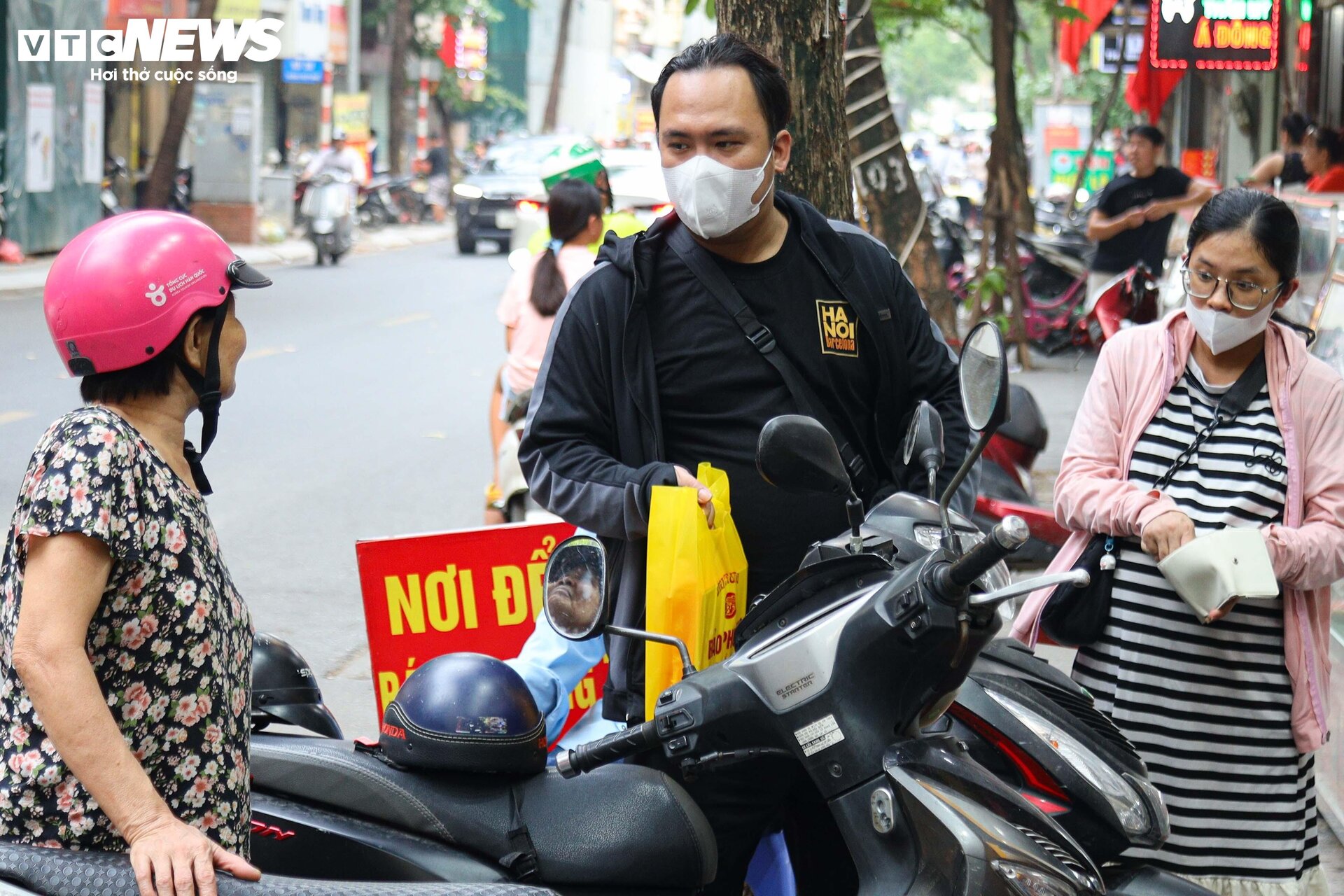 Khách nườm nượp xếp hàng chờ mua bánh trung thu truyền thống ở Hà Nội - Ảnh 15.