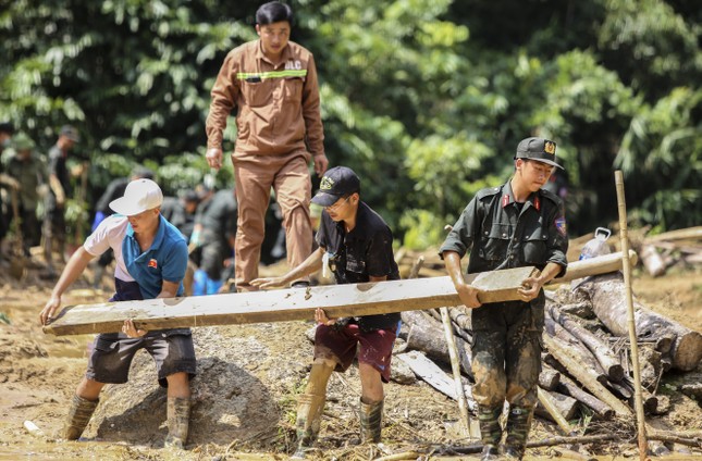 Nữ trạm trưởng vượt rừng trong đêm cứu nạn nhân vụ sạt lở ở Nậm Tông- Ảnh 4.