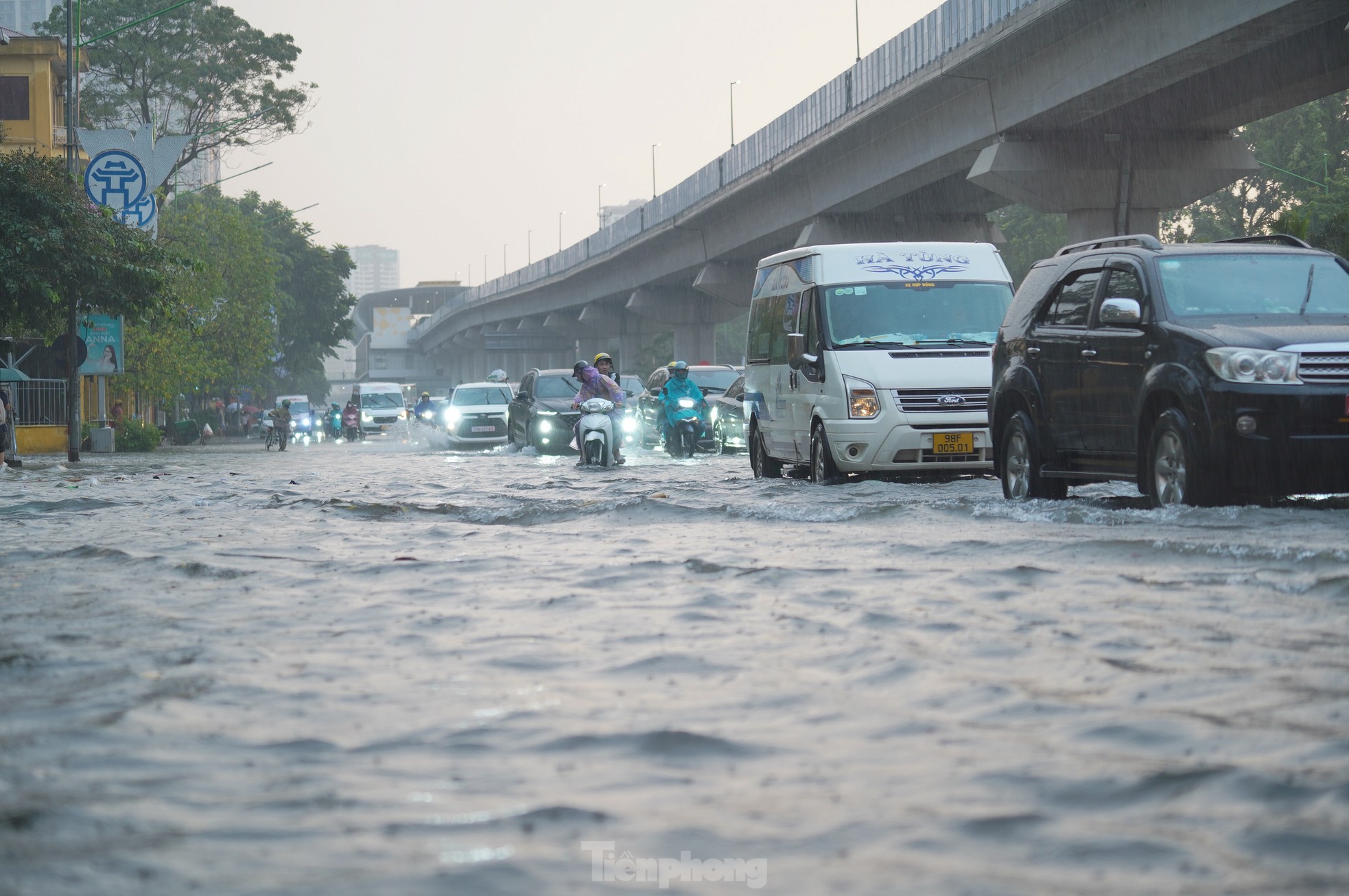 Mưa lớn xuyên đêm, giao thông Hà Nội ùn tắc, lộn xộn 5 giờ sáng - Ảnh 2.